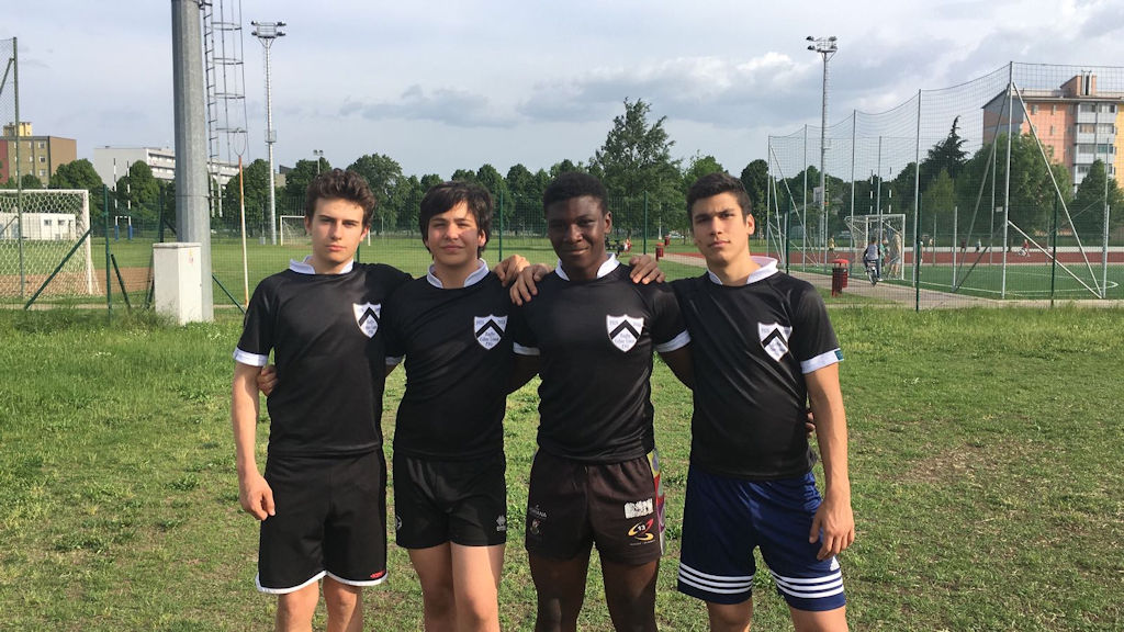 tre giocatori dell'Under 16 bianconera con le maglie celebrative