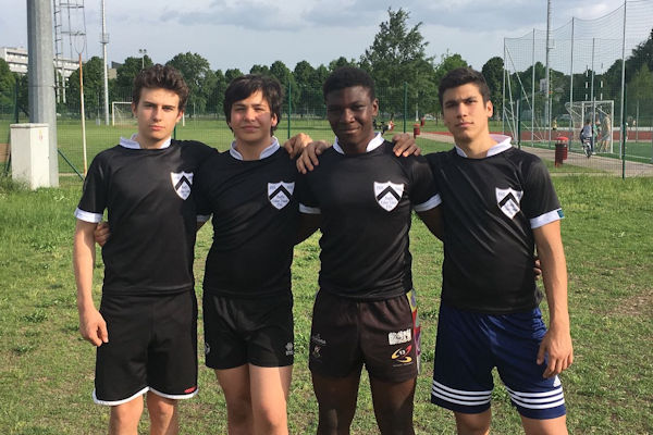 tre giocatori dell'Under 16 bianconera con le maglie celebrative